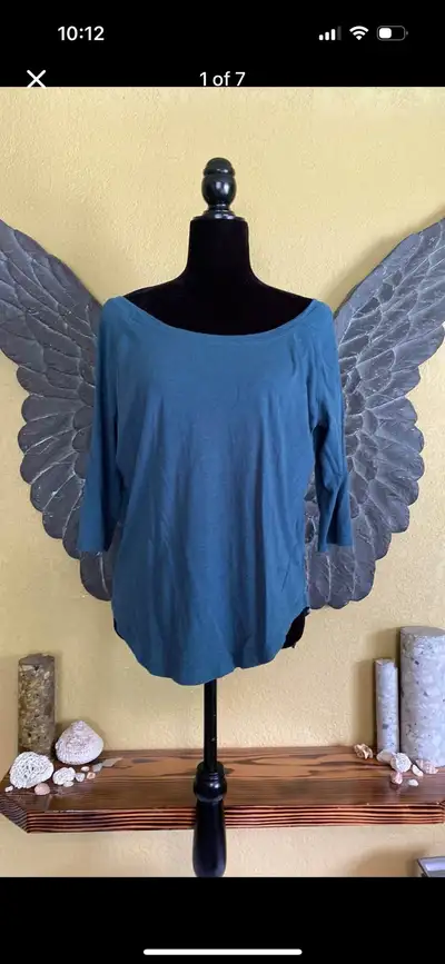 Like new condition Size small Can be worn off the shoulder Dark pine green color (lighting hates me)...