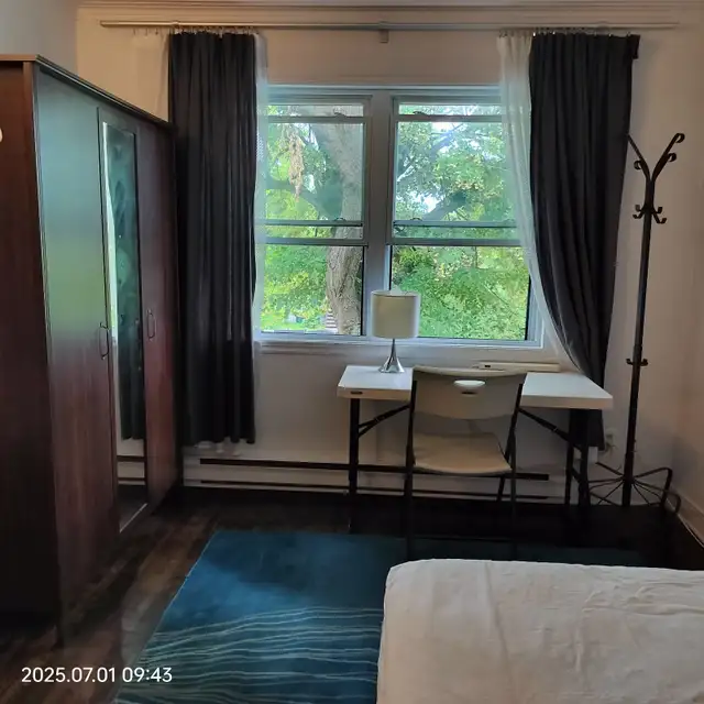 Big room for rent, Close metro Monk, All included, Female only.