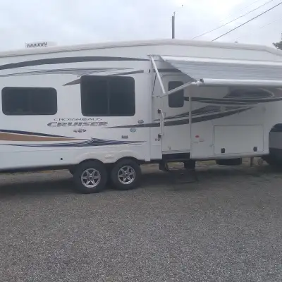 Beautiful higher end fifthwheel,Cruiser Provincial Edition ,aluminum framing a 150 canneasily pull,e...