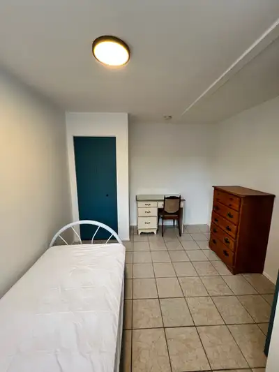 Chambres en colocation Disponibilité en mai, juin, juillet Situé près du 2200 Laframboise, St Hyacin...