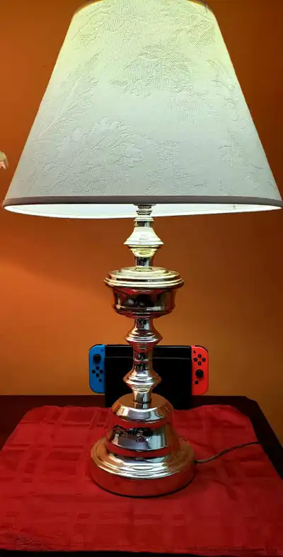 Lampe de table avec abat jour. 10$, View more