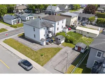 Grand logement avec 2 grandes chambres, haut d'un duplex. Logement entièrement rénové et Meublé Frig...