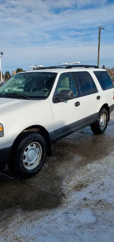 Full size, V8, Auto 4x4, Cruise control, Air conditioning, Power seat and windows, command start, re...