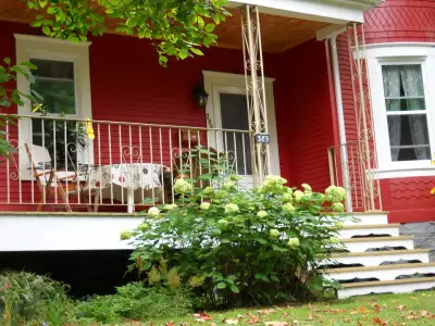3 c.c., 2 s.b., DANS UN DUPLEX - 2e ÉTAGE - NORD