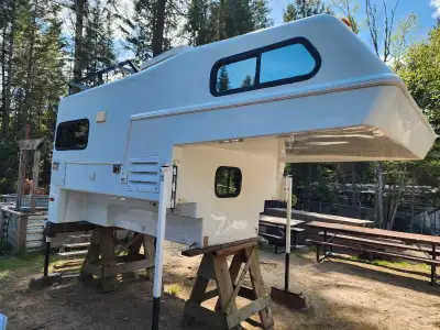 2006 Big Foot 15C9.5 2 new batteries with solar. 4 newer jacks with dually swing out. Professional r...