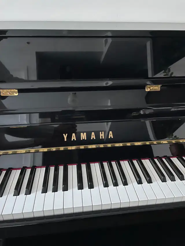 Piano Yamaha/Yamaha Upright Piano in Pianos & Keyboards in City of Montréal - Image 4