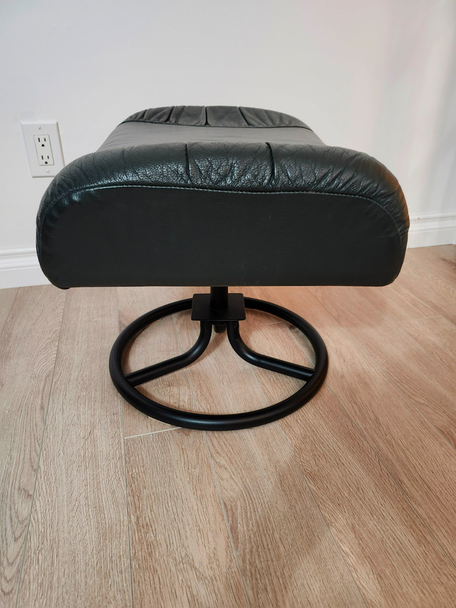Repose-pied en cuir véritable dans Sofas et futons  à Ville de Montréal - Image 3