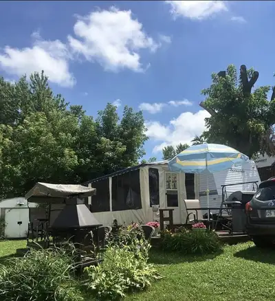 Roulotte saisonnière située au camping du vieux moulin à St-Barthelemy. Situé sur le plateau, emplac...