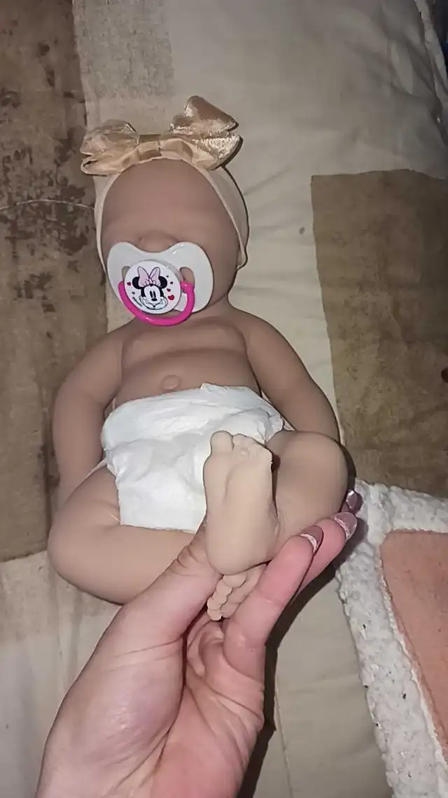 full body silicone baby girl reborn doll in Toys in Ottawa - Image 6