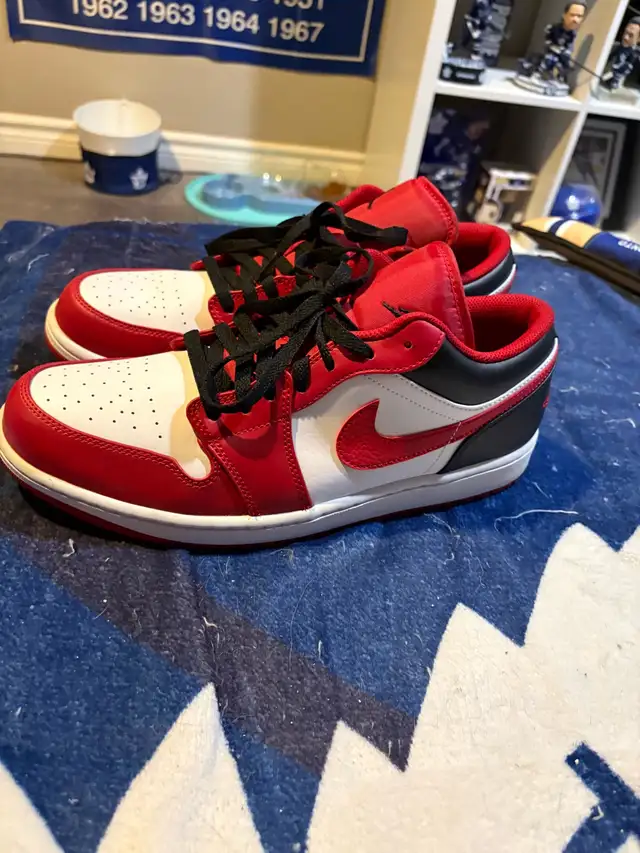 Air Jordan 1 Low in Men's Shoes in Oakville / Halton Region - Image 3