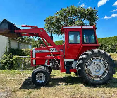 Tracteur Massey Ferguson 1085 avec chargeur avant. Année 1979 Tracteur immatriculé à la SAAQ. Possib...