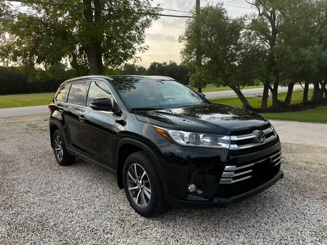 2017 Toyota Highlander XLE AWD 8 seats  no Accidents 