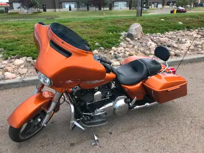 2014 Harley Davidson Street Glide Special. Amber Whiskey colour.2 new tires, brand new battery. BOOM...