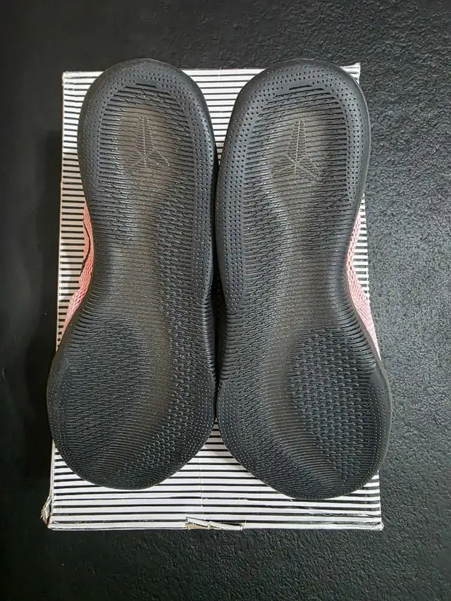 Kobe 11 size 8 in Men's Shoes in Mississauga / Peel Region - Image 7