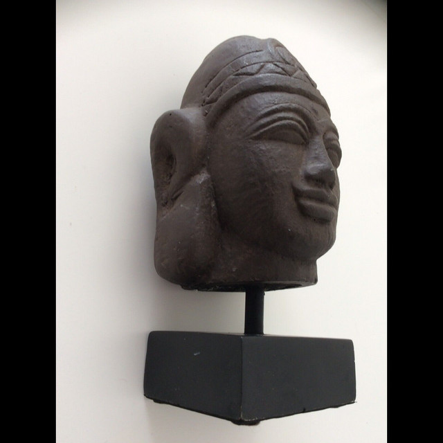 Buddha Head on Stand dans Art et objets de collection  à Longueuil/Rive Sud - Image 3