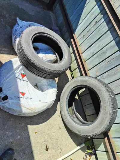 225/65/17 All Season Tires 6/32nd thread left (About 3-4 seasons left depending on how you drive)
