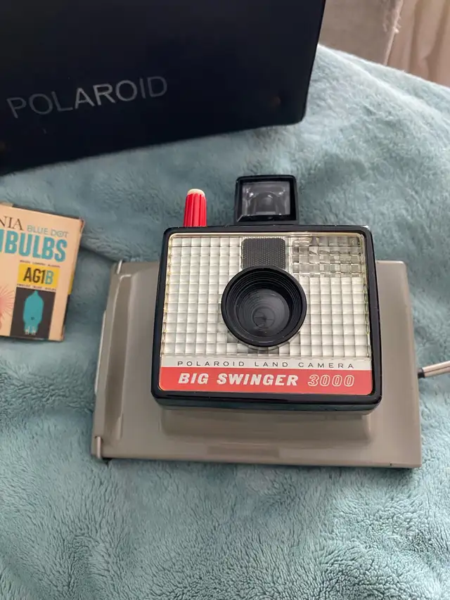 Polaroid Big Swinger 3000 vintage instant camera in Cameras & Camcorders in City of Toronto - Image 3