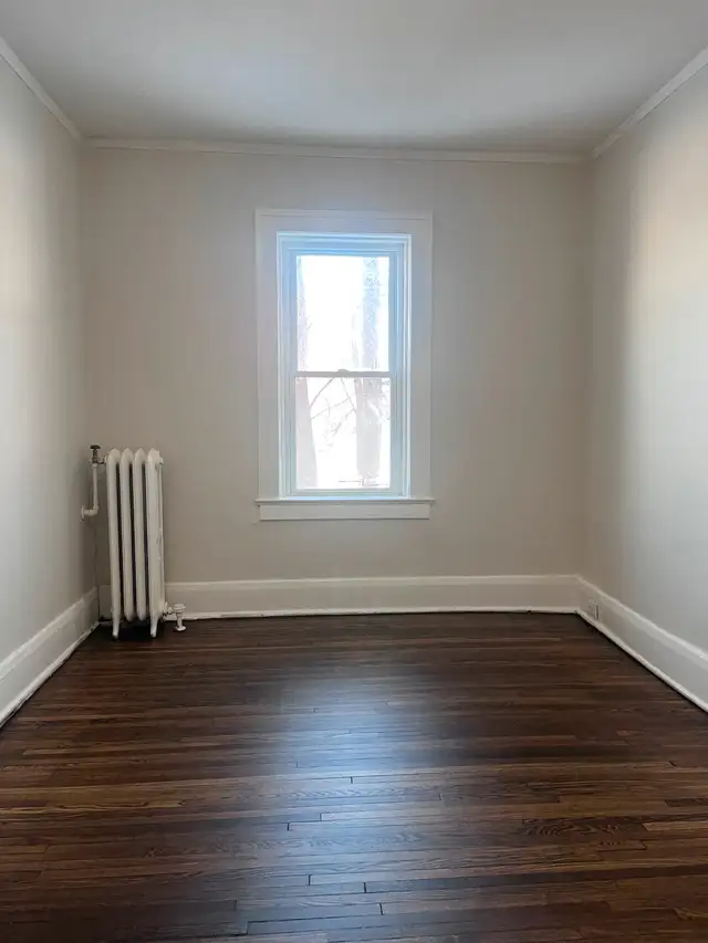 $1250 PLUS HYDRO- 1 BED 1 BATH 1250 OUELLETTE AVE633475428336651221