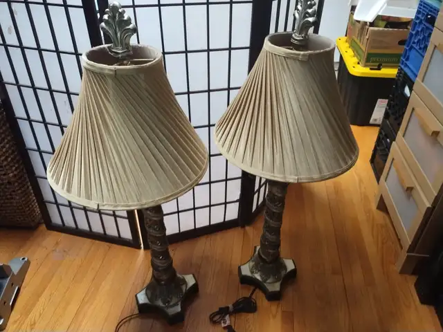 2 vintage french provineial table lamps with pleated silk shades in Indoor Lighting & Fans in Oshawa / Durham Region - Image 3