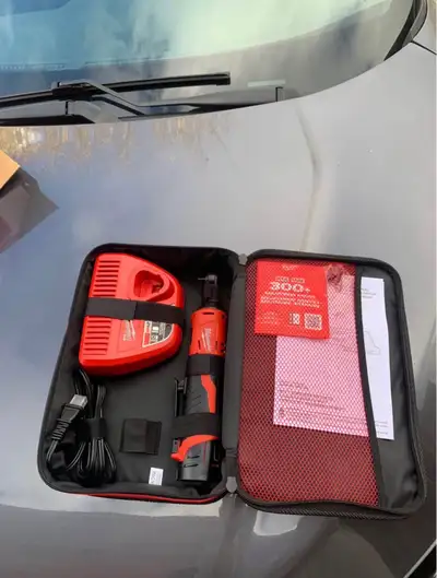 Brand new m12 3/8’s ratchet kit 35ft/lbs of breakaway torque and 250 rpm’s Comes with bag,charger, b...