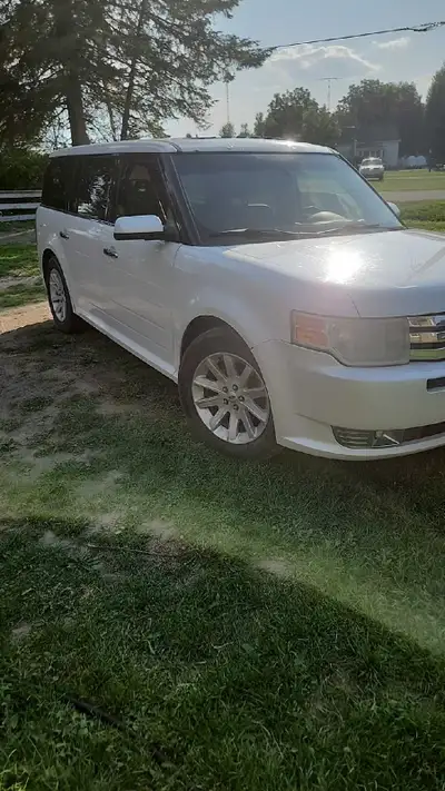 2009 Ford Flex AWD 3.5 V6 runs drives works great new baytery front pads rotors rear oads and ebrake...