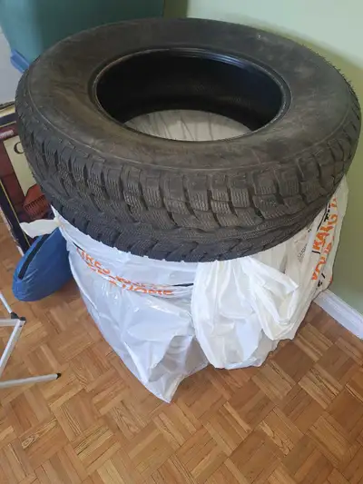 Set of 4 winter tires 265/70r17 Uniroyal tigerpaw ice and snow 4 Only used for one season and only h...