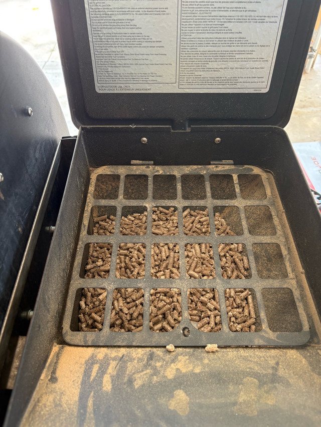 Broil King Pellet Smoker in BBQs & Outdoor Cooking in St. Catharines - Image 3