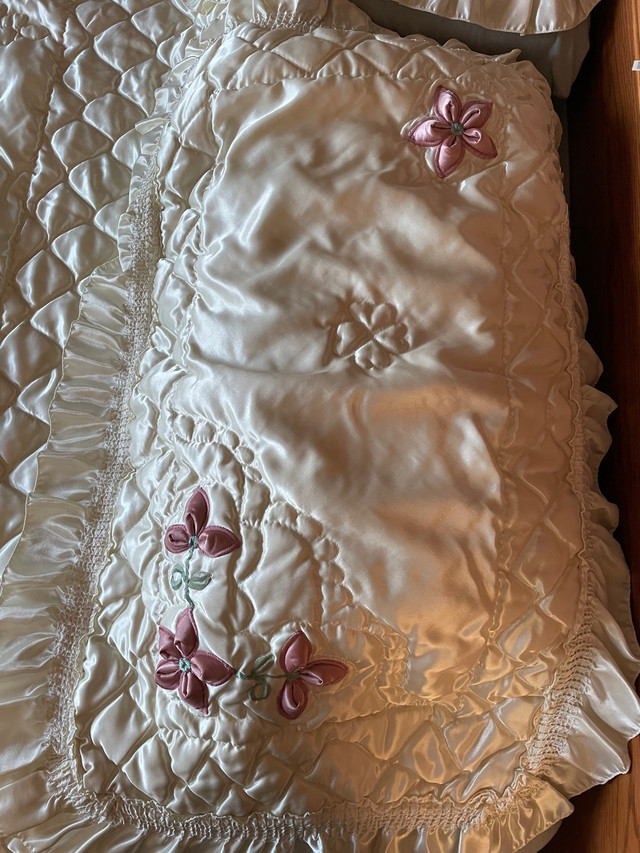 Satin finish King Size Bedspread  in Bedding in Mississauga / Peel Region - Image 3