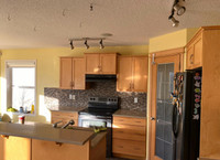 Maple Kitchen Cabinets and Granite Countertop 