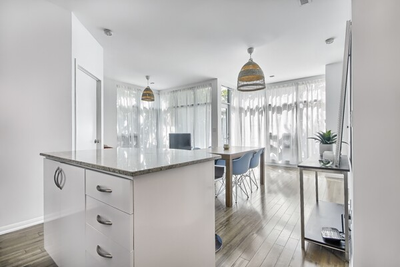 2 bedrooms, 2 full washrooms, parking, large outdoor space, located by Fort York. Unit is bright, so...