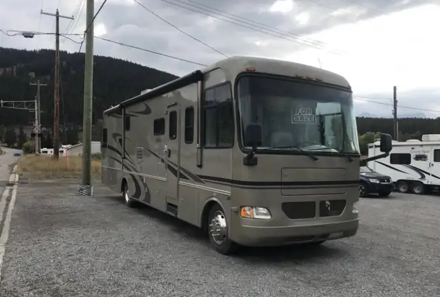 2006 Monaco Holiday Rambler in RVs & Motorhomes in Red Deer - Image 2