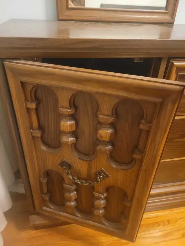 Wooden dresser / dressing table in Dressers & Wardrobes in City of Toronto - Image 4