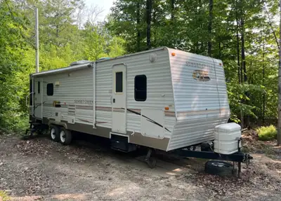 Open to offers! Spacious and well-maintained 2008 Sunnybrook Sunset Creek 307RL travel trailer. This...