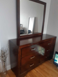 Dresser with mirror / commode et mirroir 
