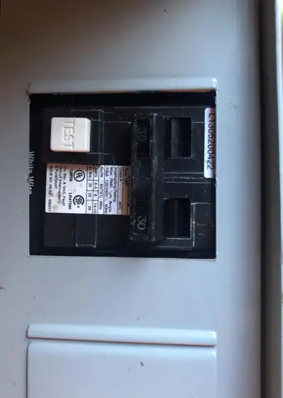 Plusieurs articles ,boîtier neuf Siemen jamais installé, 2 boîtier usagé Siemen, braker Siemen GFCI...