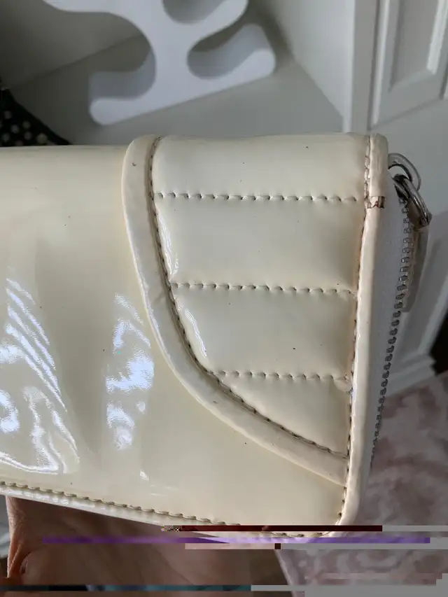 BURBERRY LONDON Patent Leather Cream Large Zip Around Wallet in Women's - Bags & Wallets in Oakville / Halton Region - Image 8