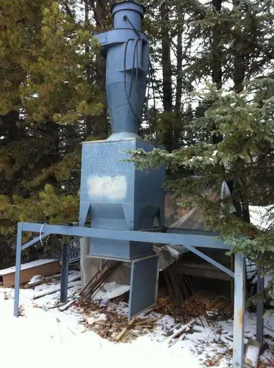 BANDOG Cyclone 3HP dust collector, single phase power 240volt , not sure on the CFM but it would be...
