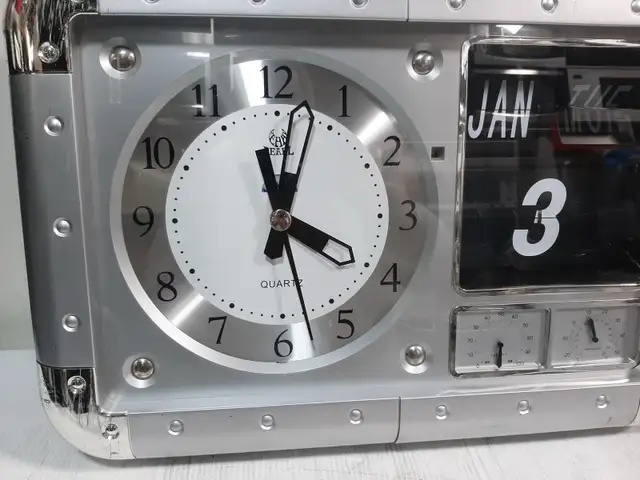 Royal Pearl Clock in Home Décor & Accents in City of Montréal - Image 4