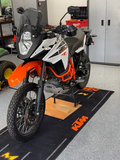 Absolutely perfect condition. Only 3,389 KMs. I am the 2nd owner (purchased by me in 2017 with 500 K...