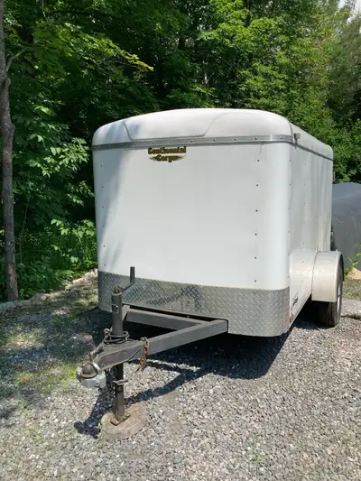 Remorque fermée 5 x 8 Continental Cargo hauteur intérieur 5 ' 8 " Très propre, en excellente conditi...