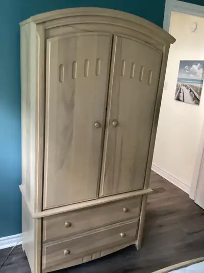 Armoire de rangement en chêne blanc.en bonne état .peux vendre aussi 2 table de chevet en chêne blan...