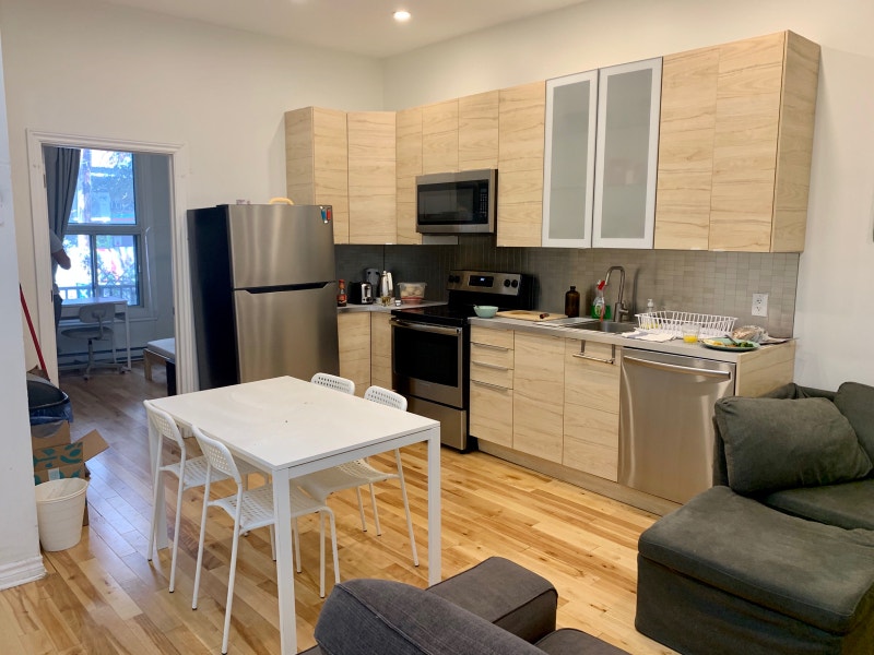 Furnished bedroom in a apartment near McGill/ chambre meublé Chambres à louer et colocs