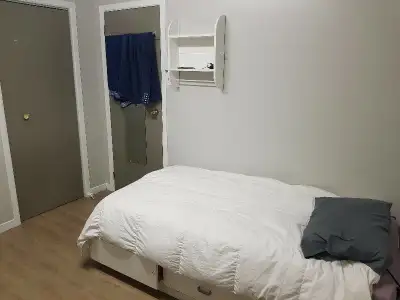 Chambre à louer près de tous les services. Chauffée, éclairée, meublée, câble, internet haute vitess...