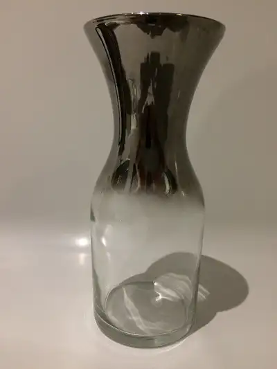 Dimensions: 7,75"de hauteur, 3,25" de diamètre. Superbe Carafe / Décanteur à vin en Verre Mercure Vi...