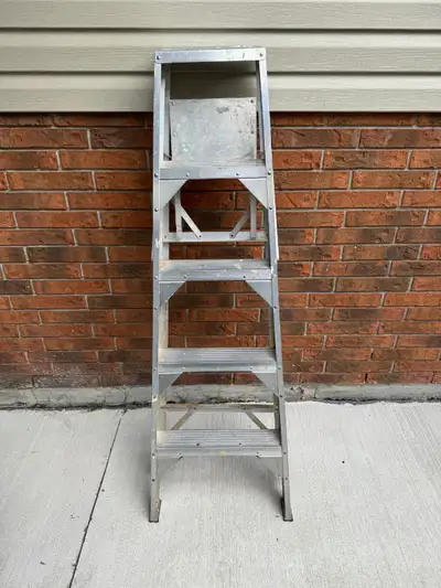 Featherlite 5 Ft Aluminum Step Ladder features a flip out tray that allows tools or a paint can to s...