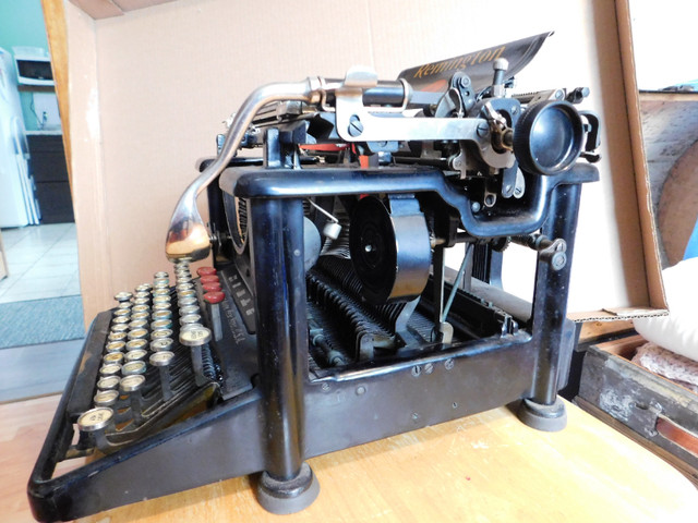 Antique Typewriter in Arts & Collectibles in New Glasgow - Image 4