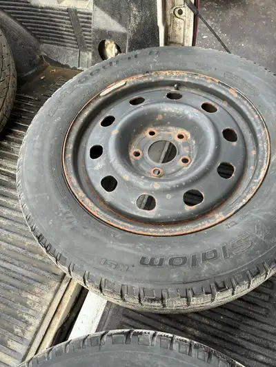 ***Off of a 2015 Dodge Grand Caravan*** I'm selling a set of four used P225/65R17 winter tires, read...