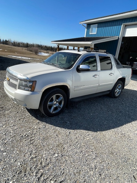 Chevy Avalanche 2010 4WD in Cars & Trucks in Calgary - Image 4