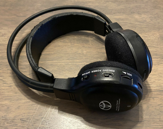 Toyota - OEM Wireless Headphones in Headphones in Burnaby/New Westminster