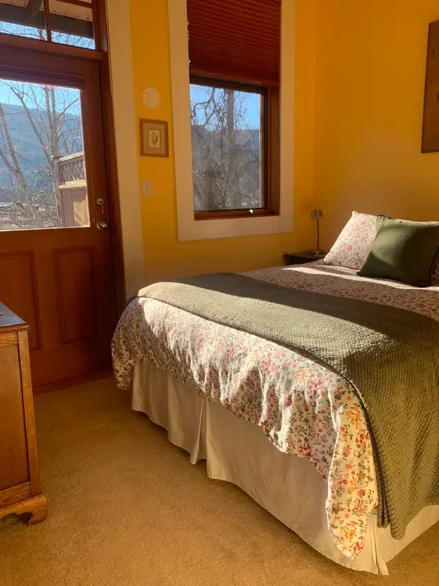 Waterfront North Okanagan Vacation Cottage (New Availability) in British Columbia in Canada - Image 11